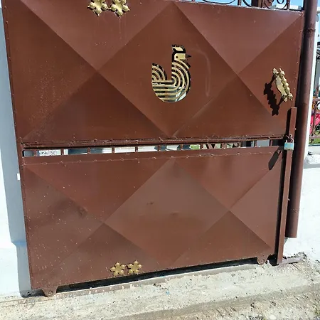 Rooster Retreat דירה